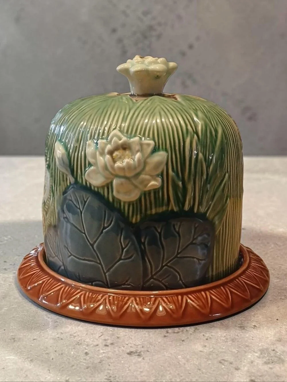 Mojplica Pond Lily Cheese Dome Antigue-Style